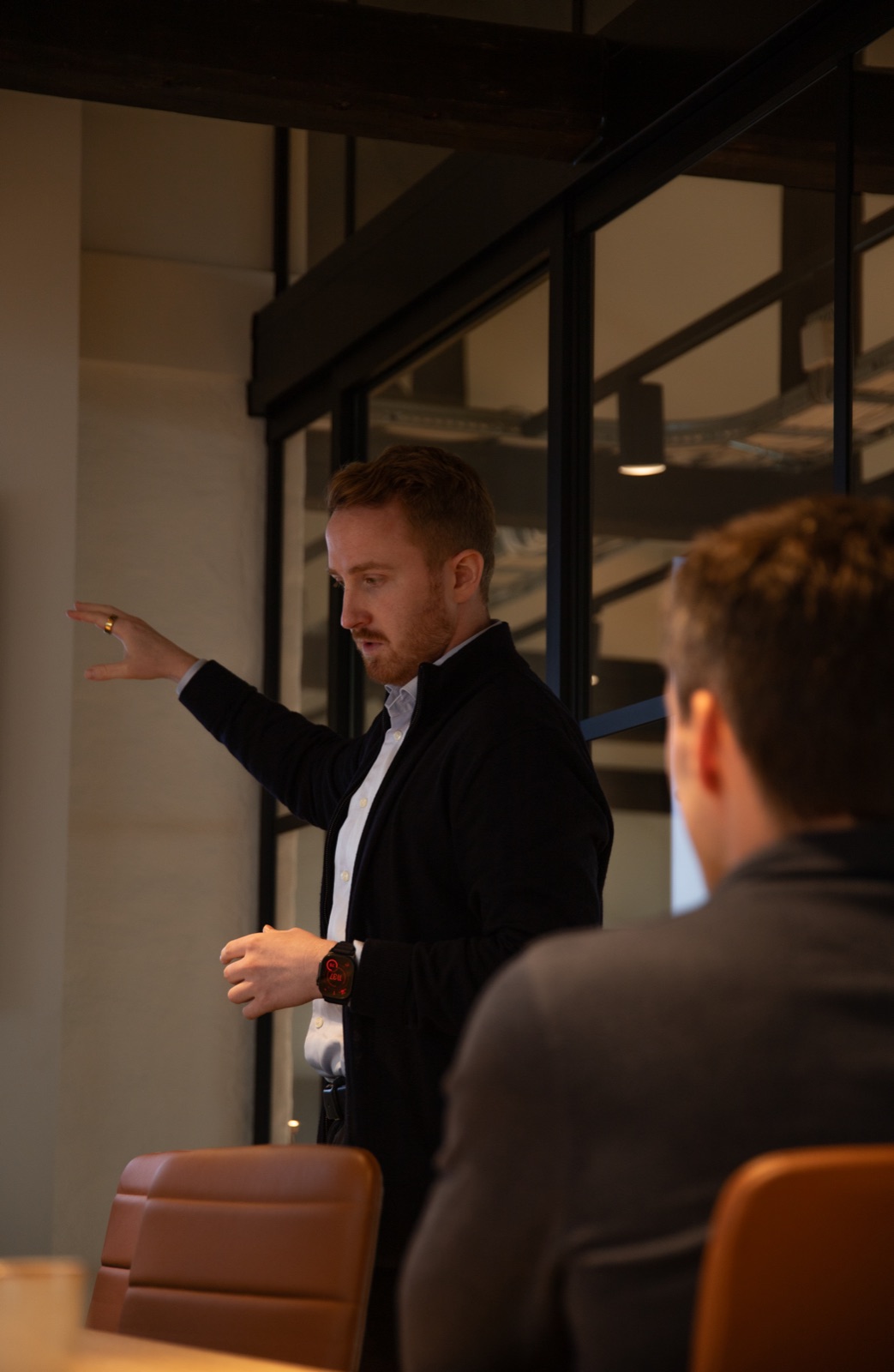 To kolleger diskuterer rundt et bord